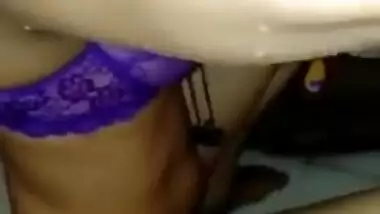 Indian hides XXX tits under her purple bra and washes body on camera