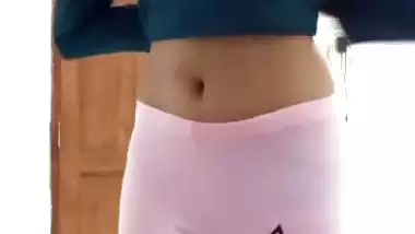 Young desi nude girl strips down her saree on camera