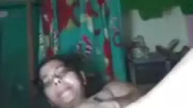 Excitement makes the Indian turn on the camera and masturbate