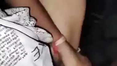 The girl speaks on the phone while fucking in a desi sex video