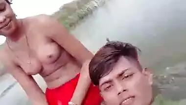 Dehati Lovers enjoying outdoor bathing on selfie cam