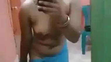 Amateur Desi gal takes off sari to show all her perky XXX assets
