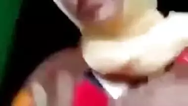 Amateur XXX model bares pussy on camera and fingers it for Desi fans