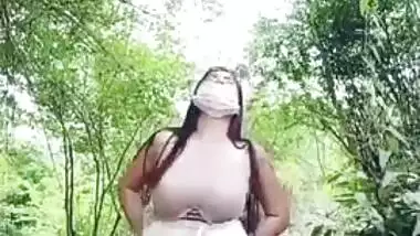 Busty Indian girl is fucked in the forest without taking XXX clothes off