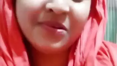 Beautiful bhabhi round boobs showing with sharp nipples