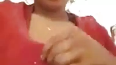 Desi cute bhabi showing her boobs nipple