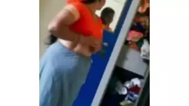 Milfy Indian woman dresses for a date where porn thing might happen