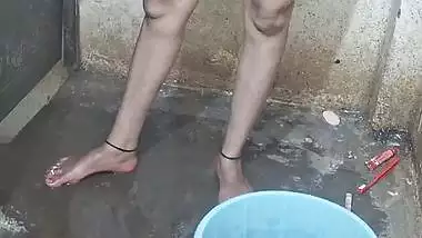 Mature desi aunty bathing video viral MMS shared online