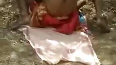 Amateur Kerala couple caught having outdoor sex, Fresh Desi MMS online