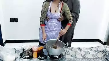 Pakistani Village Wife Fucked In Kitchen While She Is Cooking With Clear Hindi Audio