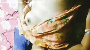 Desi Bhabhi Ne Mere Lund Se Chudwayi Or Mal Pet Pe Nikal Dia