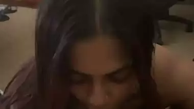 An Indian origin babe gives an NRI blowjob to her lover
