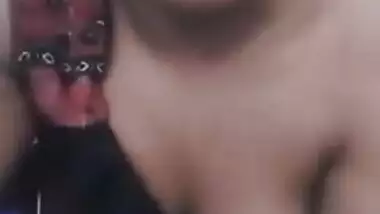 Adorable Indian girl sings XXX song making viewers in mood for sex