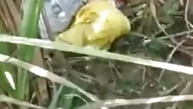 Lovely Bihar aunty gets fucked by two local guys outdoor! Indian new sex mms