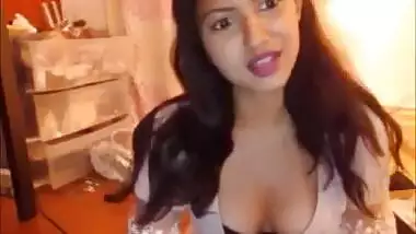 Desi girl sits in front of webcam and teases guy with her XXX neckline