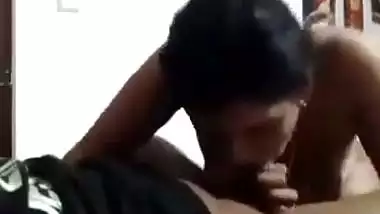 Cheating lady sucks her lover’s dick in a Tamil sex video