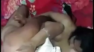 Hindi XXX porn of Desi MILF who hooks up with guy making an MMS video