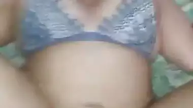Guy fucks a lady and cums on her in an Indian sex video