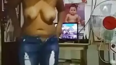 Desi cute girl show her big boob