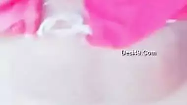 Desi model touches her XXX twins under pink bra and films her slit