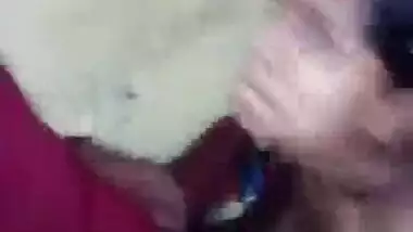 Hot new MMS sex video of a Desi couple buzzing around