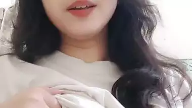Desi beauty lifting bra one side boob show viral MMS