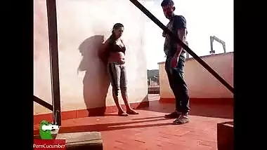 Couple climbs to the terrace of the estate and end up having sex between the clothes CRI048