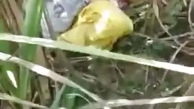 Lovely Bihar aunty gets fucked by two local guys outdoor! Indian new sex mms