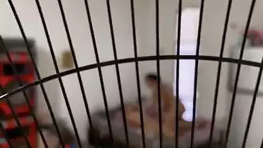 OBSERVO POR LA VENTANA DE LA VECINA Y LA PILLO TENIENDO SEXO LESBICO CON JUGUETES CON SU SUPUESTA AMIGA MIENTRAS SU MARIDO ESTA EN EL TRABAJO