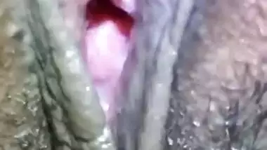 Before sex curious man takes closer look on XXX pussy of Desi wife